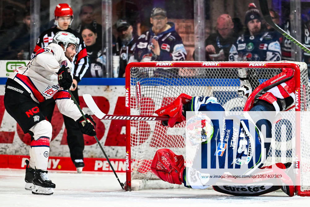 Andreas Andy Jenike (Iserlohn Roosters, 92) hält den Puck vor Evan Barratt (Nuernberg Ice Tigers, 10), GER, Iserlohn Roosters vs. Nuernberg Ice Tigers, Eishockey, Penny-DEL, 35. Spieltag, Spielzeit 2024 2025, 10.01.2025, GER, Iserlohn Roosters vs. Nuernberg Ice Tigers, Eishockey, Penny-DEL, 35. Spieltag, Spielzeit 2024 2025, 10.01.2025 Iserlohn