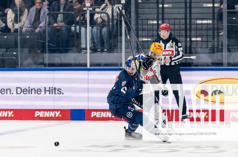 Battle for the puck duel between Taro Hirose EHC Red Bull Muenchen, 17 and Christian Wejse Fischtown Pinguins Bremerhaven, 65 GER, EHC Red Bull Muenchen vs Fischtown Pinguins Bremerhaven, Ice Hockey, DEL, 35 Matchday, 2024 2025 Season, 10 01 2025 GER, EHC Red Bull Muenchen vs Fischtown Pinguins Bremerhaven, Ice Hockey, DEL, 35 Matchday, 2024 2025 Season, 10 01 2025 Muenchen
