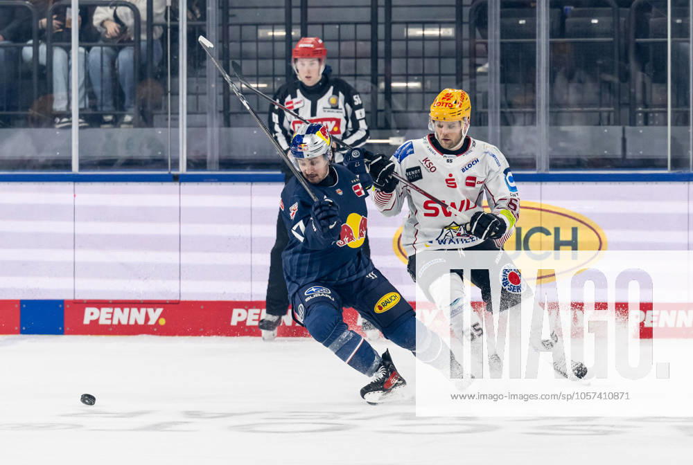 Battle for the puck duel between Taro Hirose EHC Red Bull Muenchen, 17 and Christian Wejse Fischtown Pinguins Bremerhaven, 65 GER, EHC Red Bull Muenchen vs Fischtown Pinguins Bremerhaven, Ice Hockey, DEL, 35 Matchday, 2024 2025 Season, 10 01 2025 GER, EHC Red Bull Muenchen vs Fischtown Pinguins Bremerhaven, Ice Hockey, DEL, 35 Matchday, 2024 2025 Season, 10 01 2025 Muenchen
