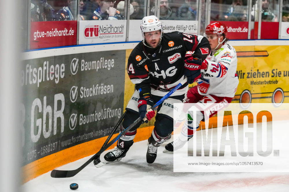 Battle for the puck duel between Nickolas Latta Towerstars Ravensburg, 14 and Moritz Raab Selber Woelfe, 74 , GER, Ravensburg Towerstars vs Selber Woelfe, Ice field hockey, DEL2, Season 2024 2025, Matchday 35, 10 01 25 GER, Ravensburg Towerstars vs Selber Woelfe, Ice field hockey, DEL2, Season 2024 2025, Matchday 35, 10 01 25 Ravenburg