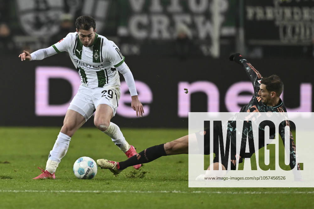 V li in duel Joe Scally Moenchengladbach 29 Leon Goretzka Muenchen 8 11 01 2025 Soccer Borussia Moenchengladbach vs FC Bayern Muenchen, Borussia Park, Moenchengladbach, DFB DFL REGULATIONS PROHIBIT ANY USE OF PHOTOGRAPHS AS IMAGE SEQUENCES AND OR QUASI VIDEO NRW Germany