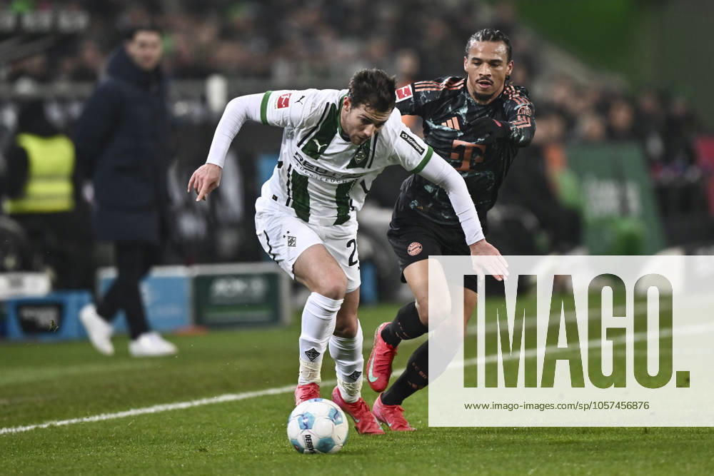 V li in duel Joe Scally Moenchengladbach 29 Leroy Sane Muenchen 10 11 01 2025 Soccer Borussia Moenchengladbach vs FC Bayern Muenchen, Borussia Park, Moenchengladbach, DFB DFL REGULATIONS PROHIBIT ANY USE OF PHOTOGRAPHS AS IMAGE SEQUENCES AND OR QUASI VIDEO NRW Germany