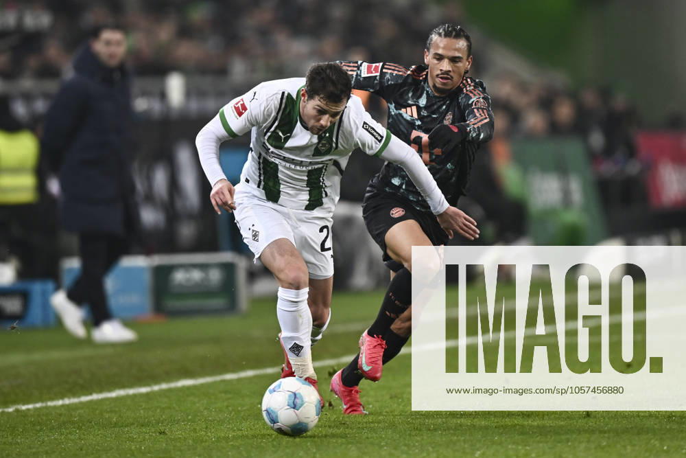 V li in duel Joe Scally Moenchengladbach 29 Leroy Sane Muenchen 10 11 01 2025 Soccer Borussia Moenchengladbach vs FC Bayern Muenchen, Borussia Park, Moenchengladbach, DFB DFL REGULATIONS PROHIBIT ANY USE OF PHOTOGRAPHS AS IMAGE SEQUENCES AND OR QUASI VIDEO NRW Germany