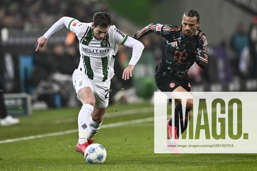 V li in duel Joe Scally Moenchengladbach 29 Leroy Sane Muenchen 10 11 01 2025 Soccer Borussia Moenchengladbach vs FC Bayern Muenchen, Borussia Park, Moenchengladbach, DFB DFL REGULATIONS PROHIBIT ANY USE OF PHOTOGRAPHS AS IMAGE SEQUENCES AND OR QUASI VIDEO NRW Germany