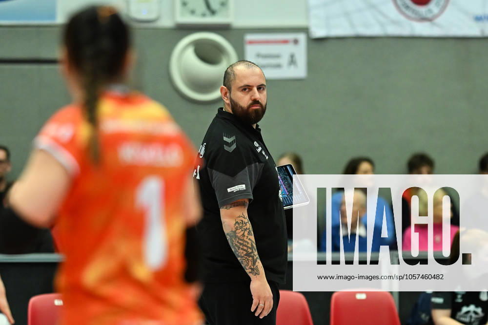 Konstantin Bitter Head Coach Allianz MTV Stuttgart Dresdner SC vs Allianz MTV Stuttgart, 1 Volleyball Bundesliga Women, Season 2024 2025, 11 01 2025 Dresdner SC vs Allianz MTV Stuttgart, 1 Volleyball Bundesliga Women, Season 2024 2025, 11 01 2025 Dresden
