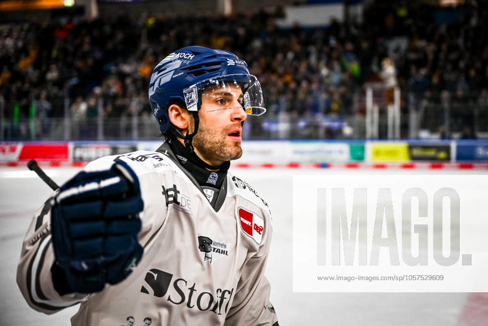 Goalscorer Nicolas Geitner Straubing Tigers, 5 , GER, Straubing Tigers vs Iserlohn Roosters, Ice field hockey, Penny DEL, Matchday 36, Season 2024 2025, 12 01 2025, GER, Straubing Tigers vs Iserlohn Roosters, Ice field hockey, Penny DEL, Matchday 36, Season 2024 2025, 12 02 2025 Straubing