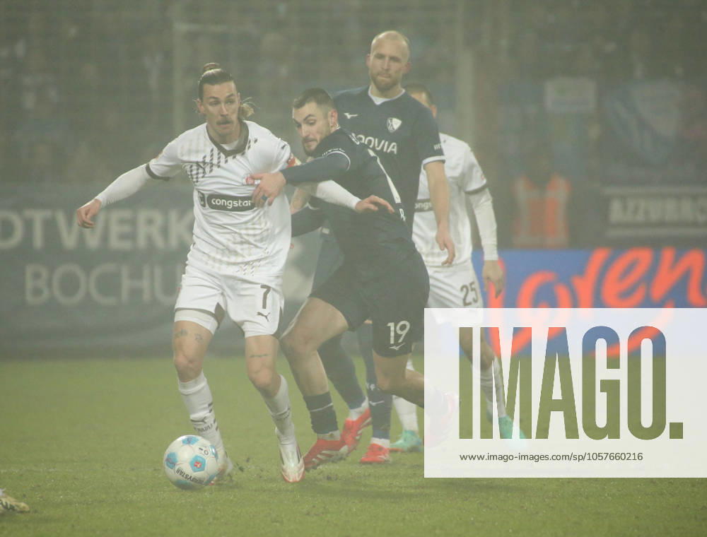 Soccer 1 Bundesliga, VfL Bochum FC St Pauli, v l Jackson Irvin FC St Pauli , Mats Bero VfL Bochum Bochum