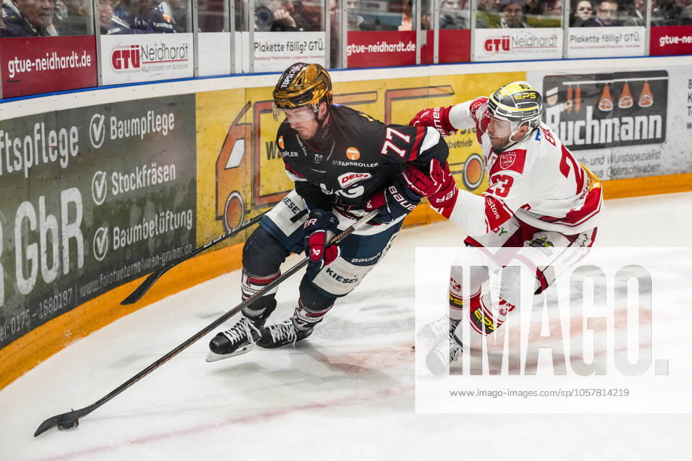 Battle for the puck duel between Robbie Czarnik Towerstars Ravensburg, 77 and Marius Erk EC Bad Nauheim, 23 , GER, Ravensburg Towerstars vs EC Bad Nauheim, Ice field hockey, DEL2, Season 2024 2025, Matchday 37, 17 01 25 GER, Ravensburg Towerstars vs EC Bad Nauheim, Ice field hockey, DEL2, Season 2024 2025, Matchday 37, 17 01 25 Ravenburg
