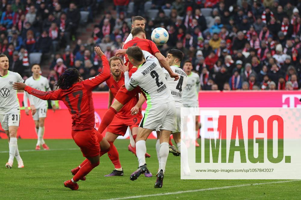 In duel, action, with Joshua Kimmich 6 FC Bayern Muenchen hand, FC Bayern Muenchen vs VfL Wolfsburg, Football, 1 Bundesliga, 18 Matchday, 18 01 2025 DFB regulations prohibit any use of photographs as image sequences and or quasi video Muenchen Bayern Germany