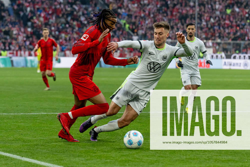 Fight for the ball duel between Michael Olise FC Bayern Muenchen, 17 and Kilian Fischer VfL Wolfsburg, 2 GER, FC Bayern Muenchen vs VfL Wolfsburg, Football, Bundesliga, Matchday 18, Season 2024 2025, 18 01 2025 GER, FC Bayern Muenchen vs VfL Wolfsburg, Football, Bundesliga, Matchday 18, Season 2024 2025, 18 01 2025 Muenchen