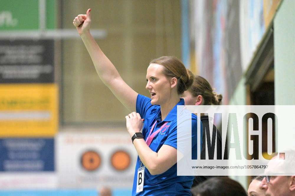 Miriam Hirsch TusSies Metzingen, Coach Jubelt TusSies Metzingen vs Buxtehuder SV, Handball, HBF, 13 League Matchday, Season 2024 2025, 18 01 2025 TusSies Metzingen vs Buxtehuder SV, Handball, HBF, 13 League Matchday, Season 2024 2025, 18 01 2025 Metzingen