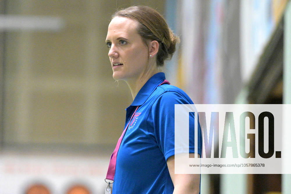 Miriam Hirsch TusSies Metzingen, Coach TusSies Metzingen vs Buxtehuder SV, Handball, HBF, 13 League Matchday, Season 2024 2025, 18 01 2025 TusSies Metzingen vs Buxtehuder SV, Handball, HBF, 13 League Matchday, Season 2024 2025, 18 01 2025 Metzingen
