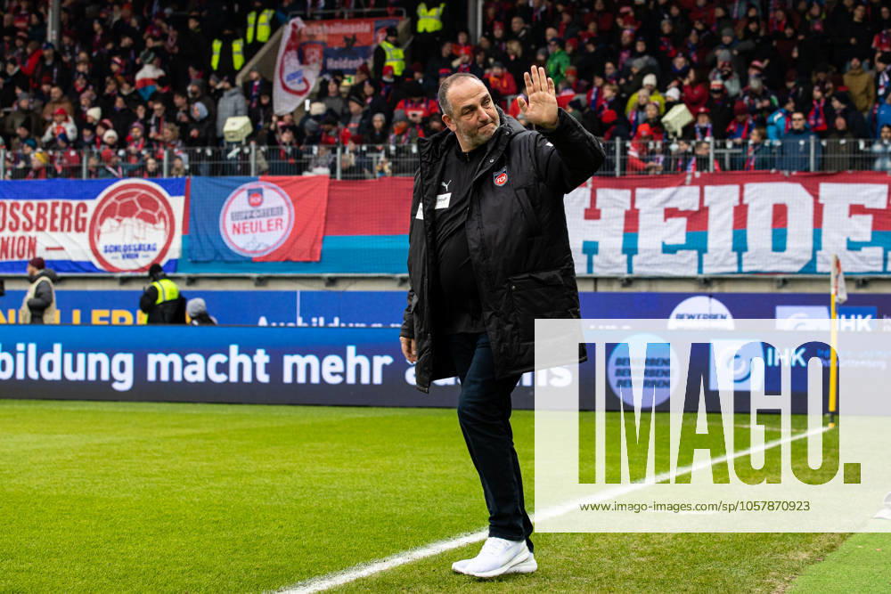 Frank Schmidt 1 FC Heidenheim, Head Coach leaves the interview and waves GER, 1 FC Heidenheim vs FC St Pauli, Football, Bundesliga, Matchday 18, Season 2024 2025, 18 01 2025 DFL REGULATES PROHIBIT ANY USE OF PHOTOGRAPHS AS IMAGE SEQUENCES AND OR QUASI VIDEO GER, 1 FC Heidenheim vs FC St Pauli, Football, Bundesliga, Matchday 18, Season 2024 2025, 18 01 2025 Heidenheim