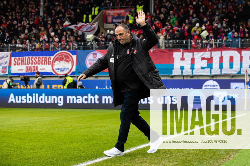 Frank Schmidt 1 FC Heidenheim, Head Coach leaves the interview and waves GER, 1 FC Heidenheim vs FC St Pauli, Football, Bundesliga, Matchday 18, Season 2024 2025, 18 01 2025 DFL REGULATES PROHIBIT ANY USE OF PHOTOGRAPHS AS IMAGE SEQUENCES AND OR QUASI VIDEO GER, 1 FC Heidenheim vs FC St Pauli, Football, Bundesliga, Matchday 18, Season 2024 2025, 18 01 2025 Heidenheim