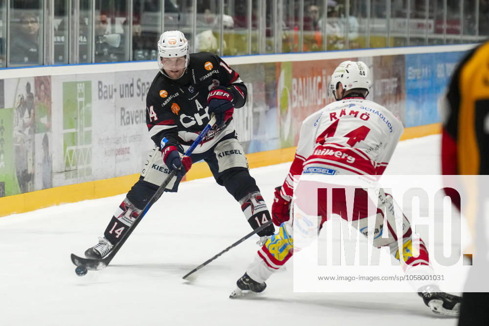 Battle for the puck duel between Nickolas Latta Towerstars Ravensburg, 14 and Jerkko Raemoe Eispiraten Crimmitschau, 44 , GER, Ravensburg Towerstars vs Eispiraten Crimmitschau, Ice Hockey, DEL2, Season 2024 2025, Matchday 39, 21 01 25 GER, Ravensburg Towerstars vs Eispiraten Crimmitschau, Ice Hockey, DEL2, Season 2024 2025, Matchday 39, 21 01 25 Ravenburg