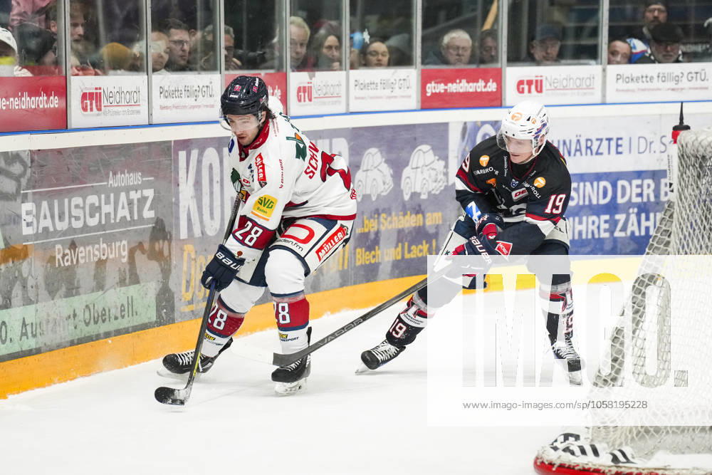 Battle for the puck duel between Daniel Schwaiger EHC Freiburg, 28 and Erik Jinesjoe Karlsson Towerstars Ravensburg, 19 , GER, Ravensburg Towerstars vs EHC Freiburg, Ice field hockey, DEL2, Season 2024 2025, Matchday 41, 26 01 25 GER, Ravensburg Towerstars vs EHC Freiburg, Ice field hockey, DEL2, Season 2024 2025, Matchday 41, 26 01 25 Ravenburg