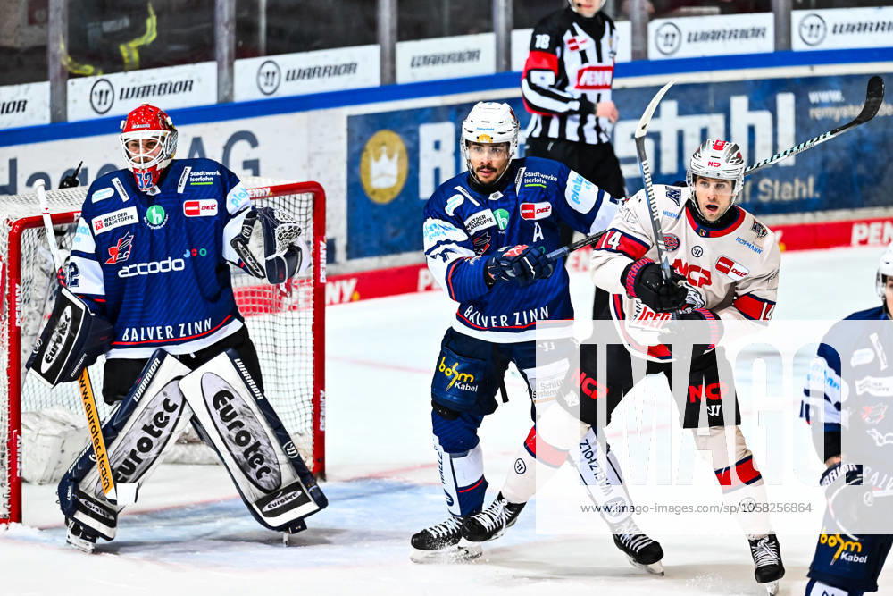 Hendrik Hane (Iserlohn Roosters, 32) Colin Ugbekile (Iserlohn Roosters, 79) Cole Maier (Nuernberg Ice Tigers, 14), GER, Iserlohn Roosters vs. Nuernberg Ice Tigers, Eishockey, Penny-DEL, 41. Spieltag, Spielzeit 2024 2025, 28.01.2025, GER, Iserlohn Roosters vs. Nuernberg Ice Tigers, Eishockey, Penny-DEL, 41. Spieltag, Spielzeit 2024 2025, 28.01.2025 Iserlohn