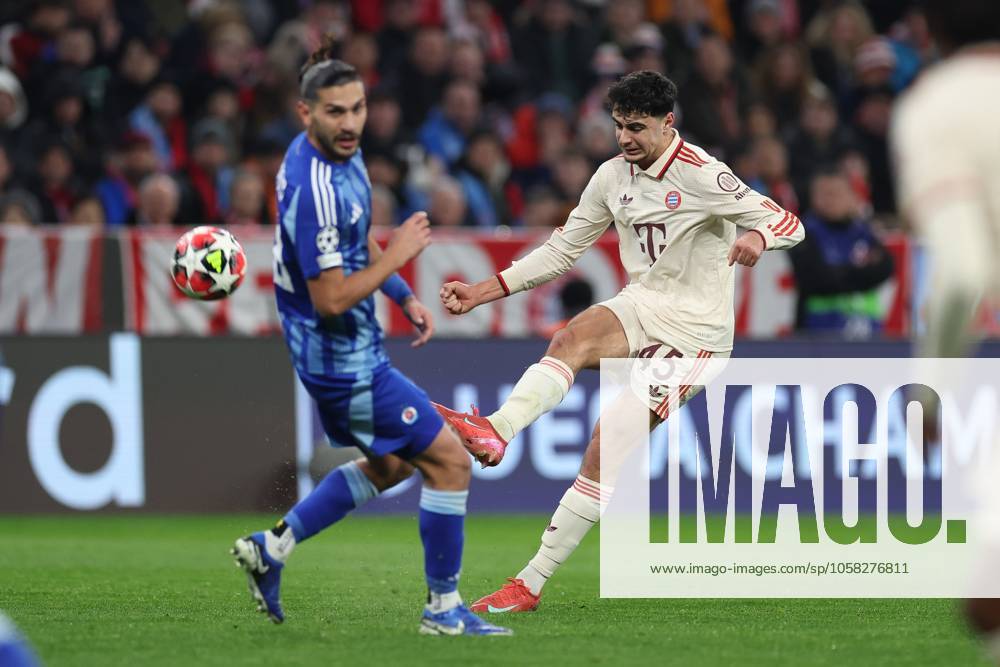 In duel, action, with Alexandar Pavlovic 45 FC Bayern Muenchen , FC Bayern Muenchen vs SK Slovan Bratislava, Soccer, Champions League, Matchday 8, 29 01 2025 Muenchen Bayern Germany