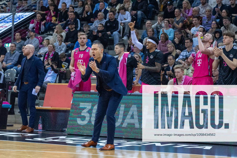 Marko Stankovic Telekom Baskets Bonn, Head Coach fires up his team Telekom Baskets Bonn vs NINERS Chemnitz, Basketball, easy Credit BBL, Matchday 19, 2024 2025, 02 02 2025 Telekom Baskets Bonn vs NINERS Chemnitz, Basketball, easy Credit BBL, Matchday 19, 2024 2025, 02 02 2025 Bonn