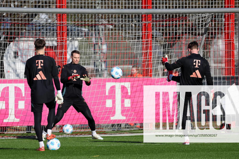 Manuel Neuer FC Bayern Muenchen, 01 with Jonas Urbig FC Bayern Muenchen, 40 at training, GER, Public training, FC Bayern Muenchen, Football, Season 2024 2025, 04 02 2025, GER, Public training, FC Bayern Muenchen, Football, Season 2024 2025, 04 02 2025 Muenchen