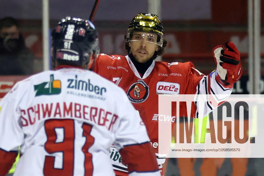 Sahnpark Crimmitschau 07 02 2025 Saison 2024 25 Eishockey 2 Bundesliga Spieltag 44 Eispiraten Eispiraten EHC Freiburg Scott Feser EPC rot erzielt das 1 1 Crimmitschau Sachsen Germany