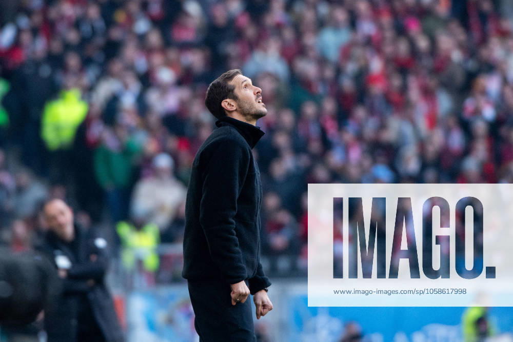 Julian Schuster SC Freiburg, Coach looks up, GER, SC Freiburg SCF vs FC Heidenheim FCH , Soccer Bundesliga, 21 Matchday, Season 2024 2025, 08 02 2025 DFB DFL regulations prohibit any use of photographs as image sequences and or quasi video GER, SC Freiburg SCF vs FC Heidenheim FCH , Soccer Bundesliga, 21 Matchday, Season 2024 2025, 08 02 2025 Freiburg