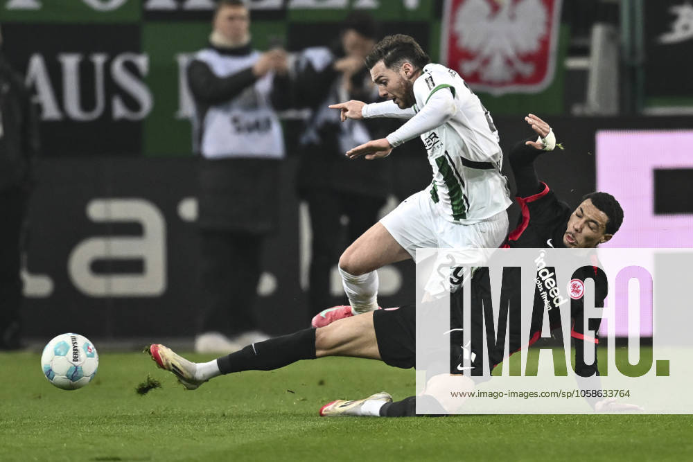 V li in duel Joe Scally Moenchengladbach 29 Hugo Ekitike Frankfurt 11 08 02 2025 Soccer Borussia Dortmund vs VfB Stuttgart , Signal Iduna Park, Dortmund, DFB DFL REGULATIONS PROHIBIT ANY USE OF PHOTOGRAPHS AS IMAGE SEQUENCES AND OR QUASI VIDEO
