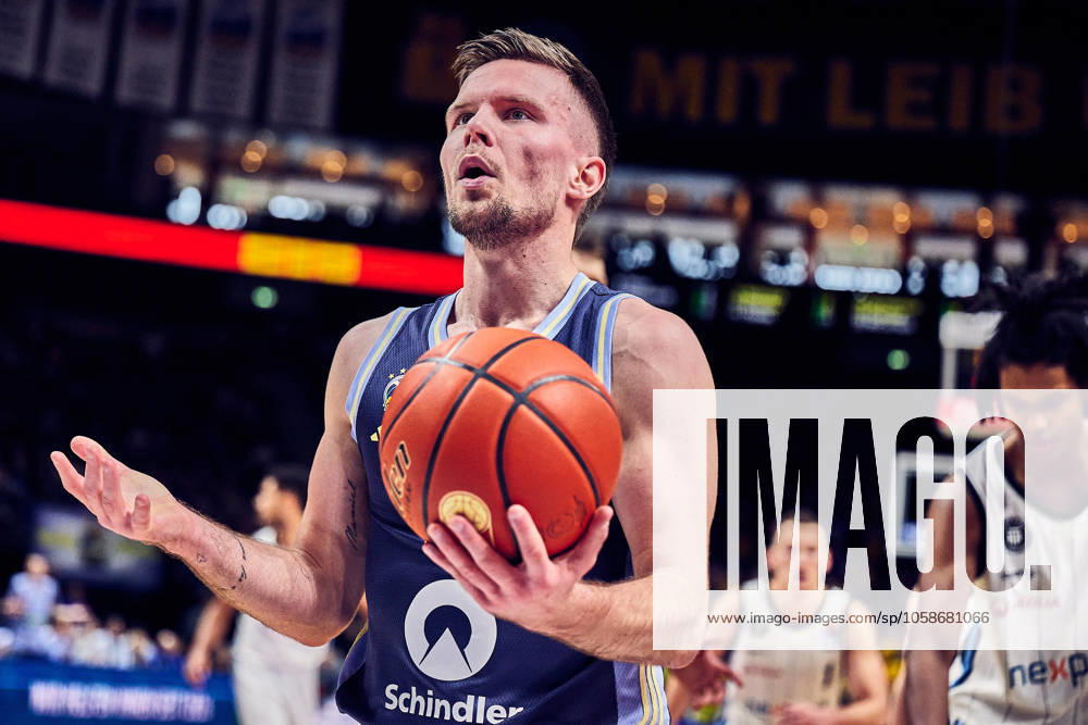 Martin Hermannsson Alba Berlin, 15 , GER, ALBA Berlin vs Veolia Towers Hamburg, Basketball Men, easy Credit BBL, Season 2024 2025, Matchday 20, 09 02 2024 GER, ALBA Berlin vs Veolia Towers Hamburg, Basketball Men, easy Credit BBL, Season 2024 2025, Matchday 20, 09 02 2024 Berlin