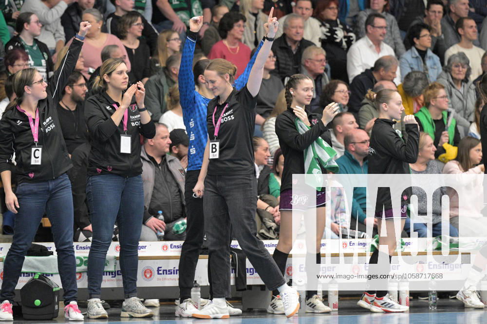 Miriam Hirsch TusSies Metzingen, Coach cheers FrischAuf Goeppingen vs TusSies Metzingen , Handball, HBF, 16 League Matchday, Season 2024 2025, 08 02 2025 FrischAuf Goeppingen vs TusSies Metzingen, Handball, HBF, 16 League Matchday, Season 2024 2025, 08 02 2025 Goeppingen