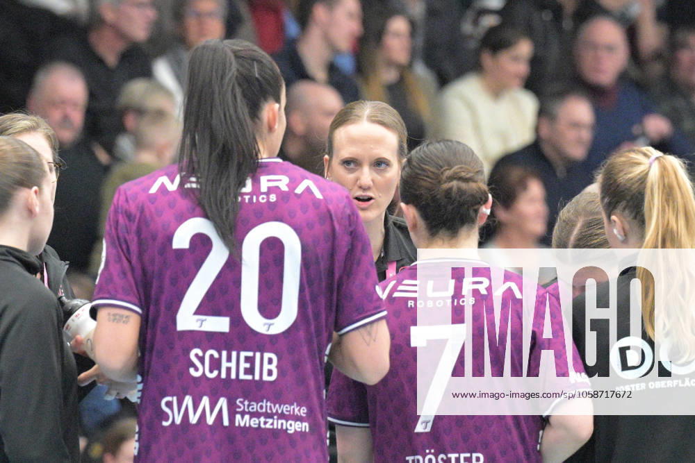 Miriam Hirsch TusSies Metzingen, Coach in Time Out FrischAuf Goeppingen vs TusSies Metzingen , Handball, HBF, 16 League Matchday, Season 2024 2025, 08 02 2025 FrischAuf Goeppingen vs TusSies Metzingen, Handball, HBF, 16 League Matchday, Season 2024 2025, 08 02 2025 Goeppingen