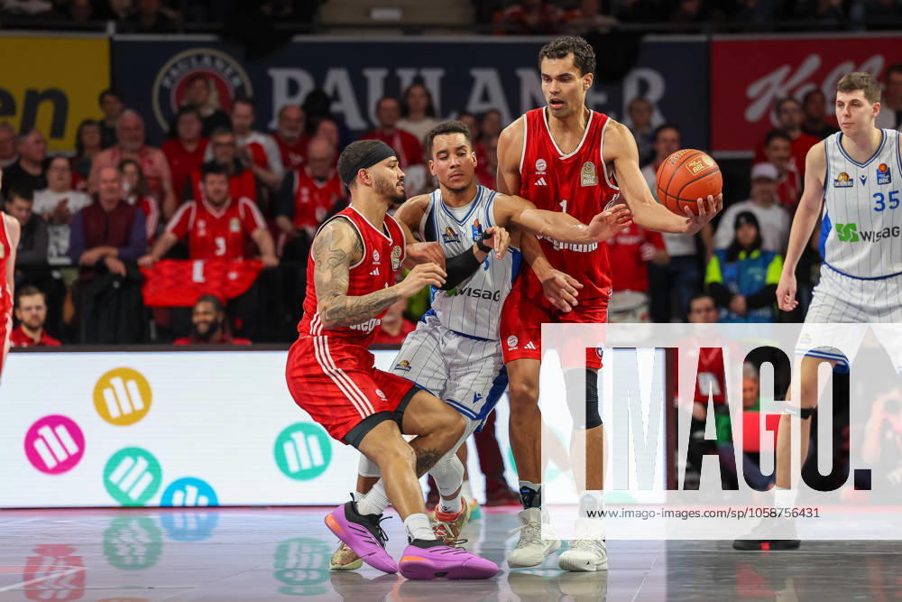 Oscar da Silva FC Bayern Basketball, 01 with ball in duel with Garai Zeeb Frankfurt Skyliners, 03 and Nick Weiler Babb FC Bayern Basketball, 00 , GER, FC Bayern Muenchen vs Skyliners Frankfurt, Basketball, easycredit Basketball Bundesliga, BBL, 21 Matchday, Season 2024 2025, 11 02 2025, GER, FC Bayern Muenchen vs Skyliners Frankfurt, Basketball, easycredit Basketball Bundesliga, BBL, 21 Matchday, Season 2024 2025, 11 02 2025 Muenchen