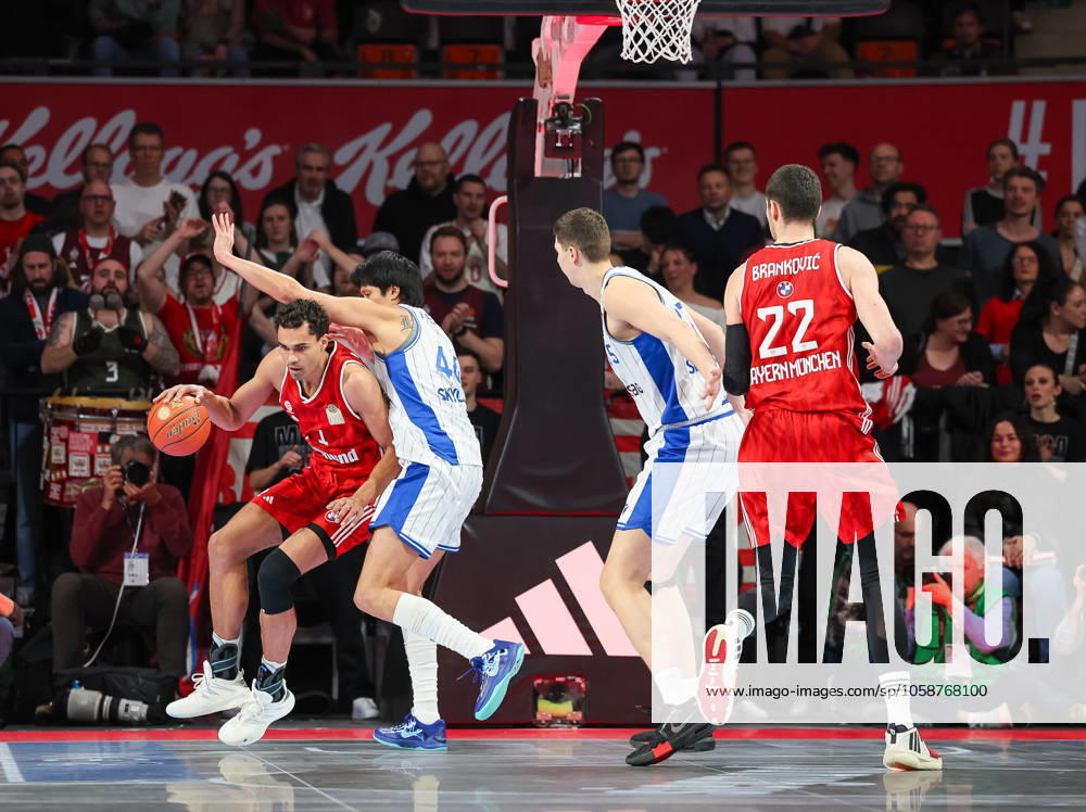 Oscar da Silva FC Bayern Basketball, 01 with ball with Kamaka Hepa Frankfurt Skyliners, 44 , with Jacob Knauf Frankfurt Skyliners, 35 and Danko Brankovic FC Bayern Basketball, 22 , GER, FC Bayern Muenchen vs Skyliners Frankfurt, Basketball, easycredit Basketball Bundesliga, BBL, 21 Matchday, Season 2024 2025, 11 02 2025, GER, FC Bayern Muenchen vs Skyliners Frankfurt, Basketball, easycredit Basketball Bundesliga, BBL, 21 Matchday, Season 2024 2025, 11 02 2025 Muenchen