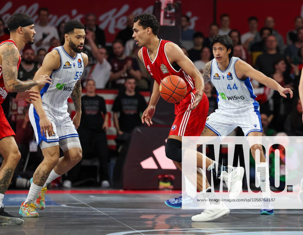 Oscar da Silva FC Bayern Basketball, 01 with ball with David Muenkat Frankfurt Skyliners, 55 and Kamaka Hepa Frankfurt Skyliners, 44 , with Nick Weiler Babb FC Bayern Basketball, 00 , GER, FC Bayern Muenchen vs Skyliners Frankfurt, Basketball, easycredit Basketball Bundesliga, BBL, 21 Matchday, Season 2024 2025, 11 02 2025, GER, FC Bayern Muenchen vs Skyliners Frankfurt, Basketball, easycredit Basketball Bundesliga, BBL, 21 Matchday, Season 2024 2025, 11 02 2025 Muenchen