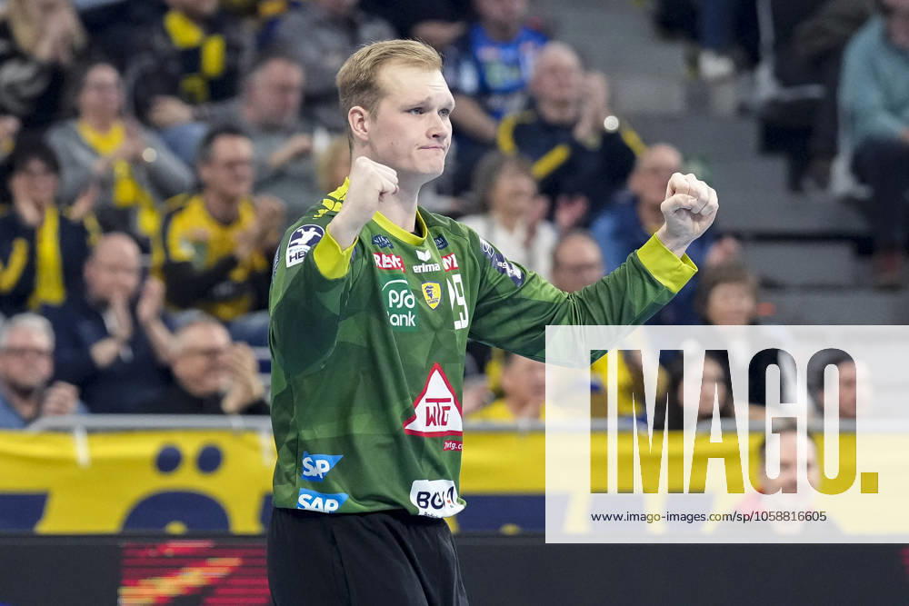 David Späth goalkeeper, RNL, 29 , Rhein Neckar Löwen player, cheer, cheers, celebration, joy, rejoice, rejoicing, confident, optimistic, positive, game scene, 13 02 2025, Mannheim Germany , Handball, Bundesliga, Rhein Neckar Löwen SG BBM Bietigheim