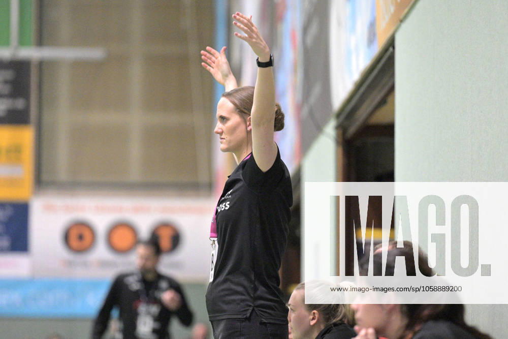 Miriam Hirsch TusSies Metzingen, Coach TusSies Metzingen vs BSV Sachsen Zwickau, Handball, HBF, 17 League Matchday, Season 2024 2025, 15 02 2025 TusSies Metzingen vs BSV Sachsen Zwickau, Handball, HBF, 17 League Matchday, Season 2024 2025, 15 02 2025 Metzingen