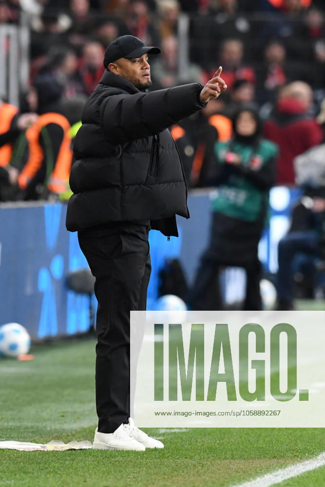 Coach Vincent Kompany FC Bayern Muenchen gives instructions GER, Bayer 04 Leverkusen vs FC Bayern Muenchen, Football, Bundesliga, Matchday 22, Season 2024 2025, 15 02 2025 DFL REGULATES PROHIBIT ANY USE OF PHOTOGRAPHS AS IMAGE SEQUENCES AND OR QUASI VIDEO GER, Bayer 04 Leverkusen vs FC Bayern Muenchen, Football, Bundesliga, Matchday 22, Season 2024 2025, 15 02 2025 Leverkusen
