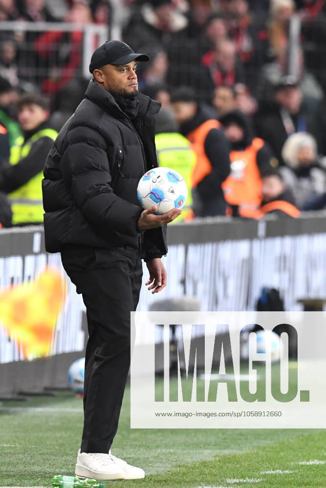 Coach Vincent Kompany FC Bayern Muenchen with ball in hand GER, Bayer 04 Leverkusen vs FC Bayern Muenchen, Football, Bundesliga, Matchday 22, Season 2024 2025, 15 02 2025 DFL REGULATES PROHIBIT ANY USE OF PHOTOGRAPHS AS IMAGE SEQUENCES AND OR QUASI VIDEO GER, Bayer 04 Leverkusen vs FC Bayern Muenchen, Football, Bundesliga, Matchday 22, Season 2024 2025, 15 02 2025 Leverkusen