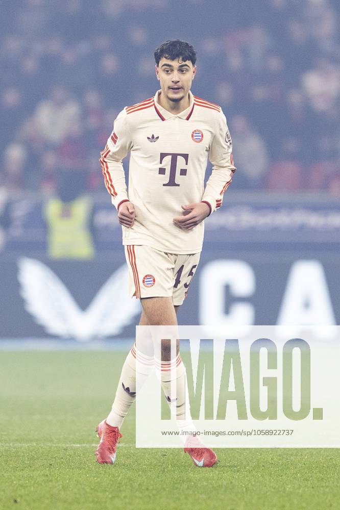 Aleksandar Pavlovic FC Bayern München, 45 Leverkusen, Fußball 1 Bundesliga 22 Spieltag, Spieltag 22, Bayer 04 Leverkusen FC Bayern München, 15 02 2024, BayArena, Leverkusen DFL regulations prohibit any use of photographs as image sequences and or quasi video Â