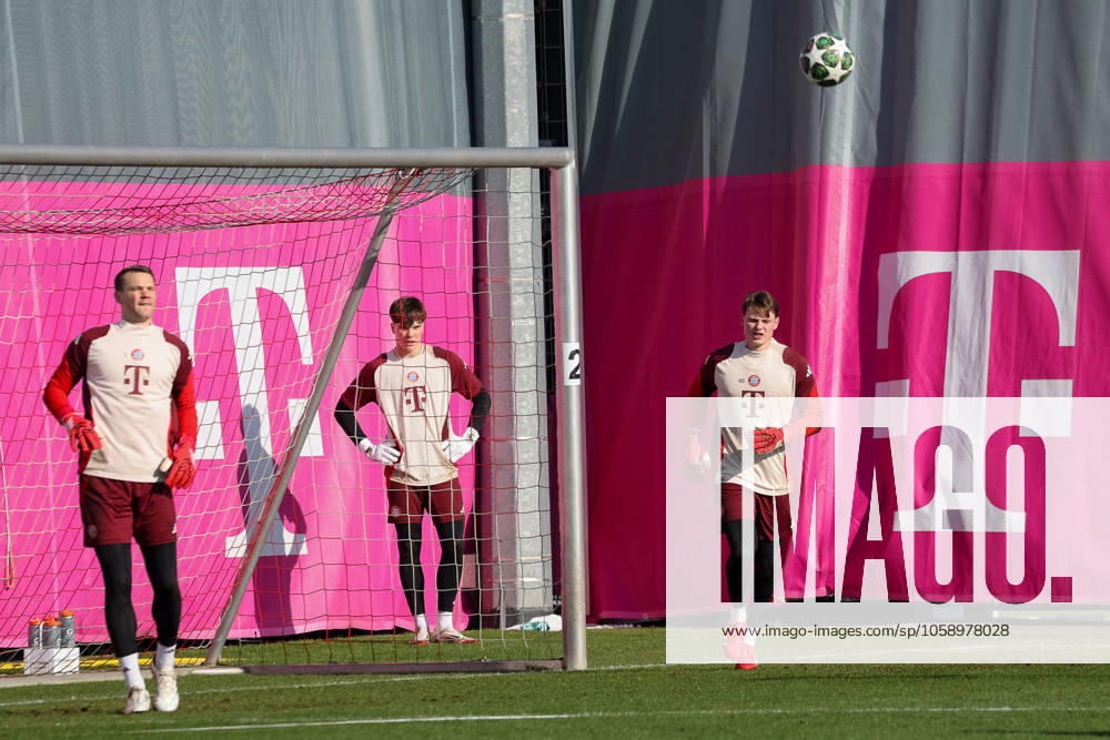 Manuel Neuer FC Bayern Muenchen, 01 with Jonas Urbig FC Bayern Muenchen, 40 and Leon Klanac FC Bayern Muenchen, 48 at training, GER, Final training, FC Bayern Muenchen, Football, UEFA Champions League, Play offs, 2024 2025 season, 17 02 2025, GER, Final training, FC Bayern Muenchen, Football, UEFA Champions League, Play offs, 2024 2025 season, 17 02 2025 Muenchen
