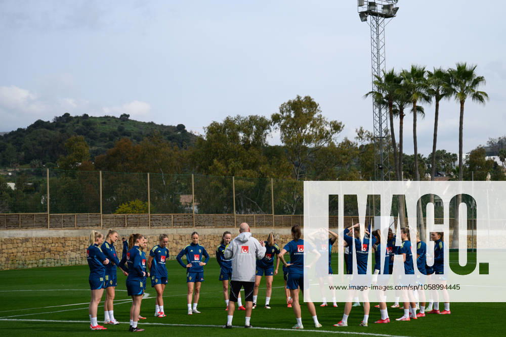 Players of the Swedish womens national football team gather during a training session on February 18, 2025 in Marbella Photo Ludvig Thunman BILDBYRAN code LT LT0677 fotboll football soccer fotball träning practice training sverige sweden dam bbeng