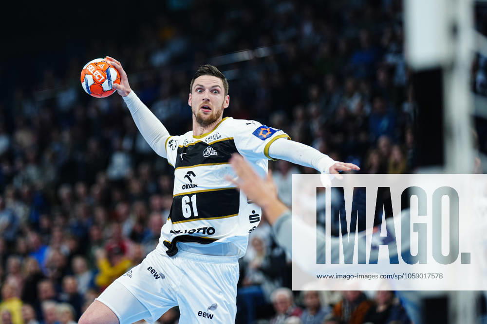 Throw Goal Hendrik Pekeler THW Kiel, 61 GER, THW Kiel vs FC Porto, Handball, EHF European League, Main Round, Matchday 2, Season 2024 2025, 18 02 2025 GER, THW Kiel vs FC Porto, Handball, EHF European League, Main Round, Matchday 2, Season 2024 2025, 18 02 2025 Kiel