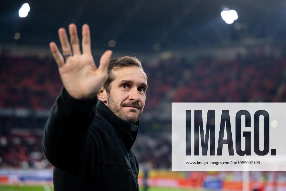 Julian Schuster SC Freiburg, Coach waves to the fans, GER, SC Freiburg SCF vs SV Werder Bremen SVW , Soccer Bundesliga, 23 Matchday, Season 2024 2025, 21 02 2025 DFB DFL regulations prohibit any use of photographs as image sequences and or quasi video GER, SC Freiburg SCF vs SV Werder Bremen SVW , Soccer Bundesliga, 23 Matchday, Season 2024 2025, 21 02 2025 Freiburg