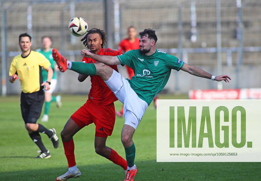 Football, Men, Regionalliga Bayern, Season 2024 2025, FC Bayern München Amateure 1 FC Schweinfurt 05, Grünwalder Stadion Jonah Kusi Asare FC Bayern München II left with Lucas Zeller 1 FC Schweinfurt 05 right in a duel for the ball