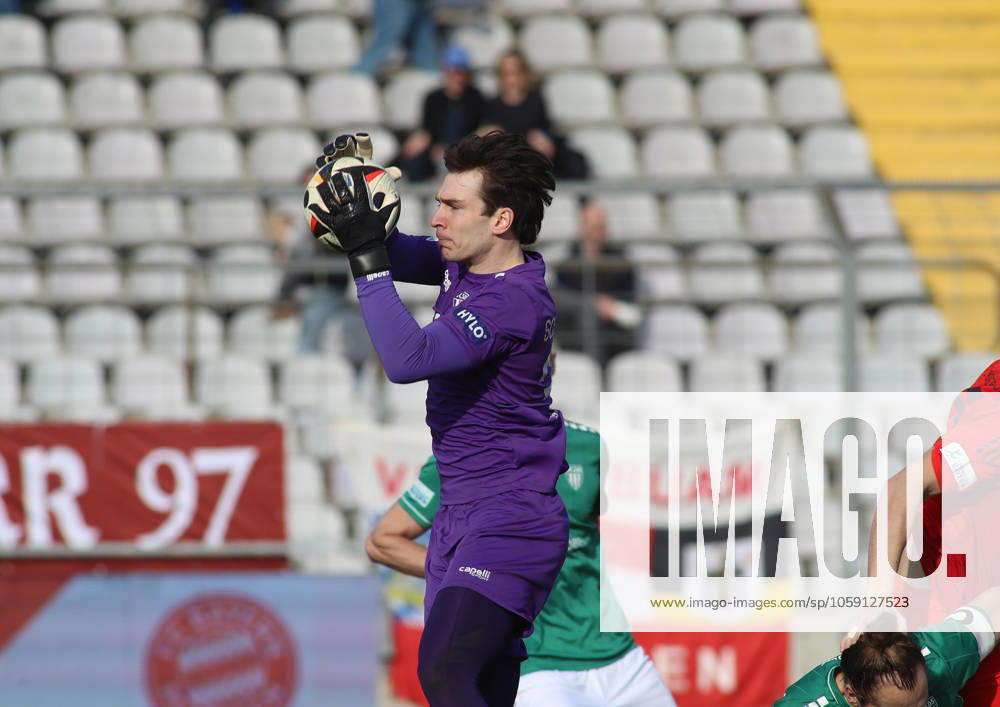 Football, Men, Regionalliga Bayern, Season 2024 2025, FC Bayern München Amateure 1 FC Schweinfurt 05, Grünwalder Stadion Lukas Schneller 1 FC Schweinfurt 05 catches a ball down safely