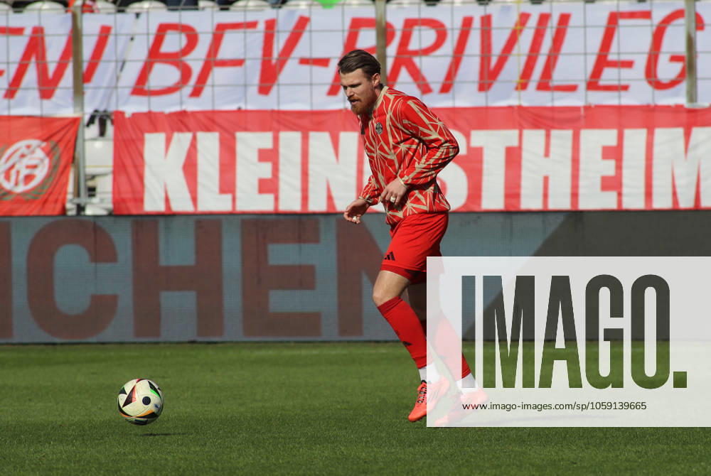 Football, Men, Regionalliga Bayern, Season 2024 2025, FC Bayern München Amateure 1 FC Schweinfurt 05, Grünwalder Stadion Steve Breitkreuz FC Bayern München II with ball during warm-up