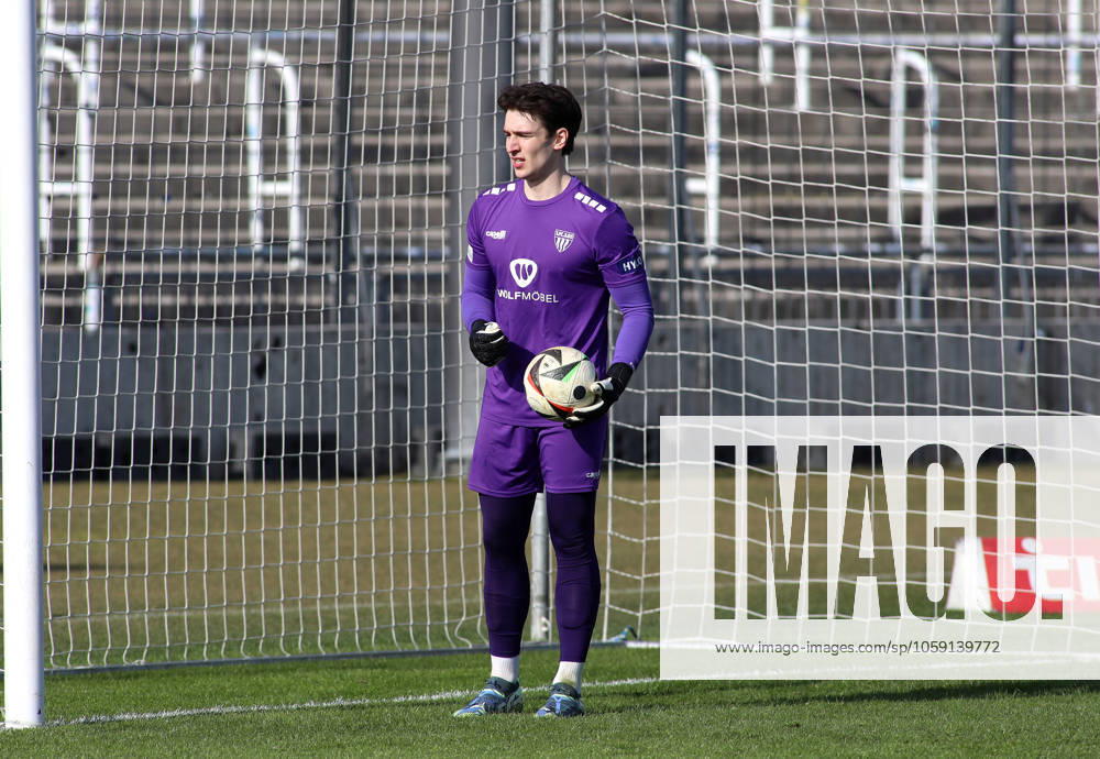 Football, Men, Regionalliga Bayern, Season 2024 2025, FC Bayern München Amateure 1 FC Schweinfurt 05, Grünwalder Stadion Lukas Schneller 1 FC Schweinfurt 05 with a ball in his hands