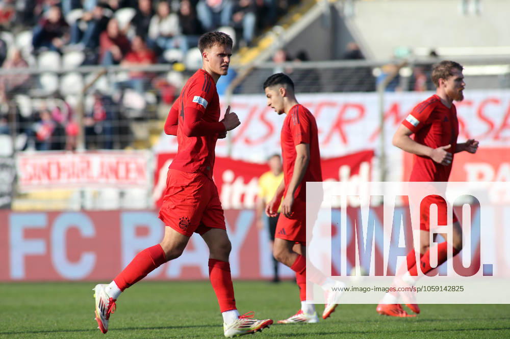 Football, Men, Regionalliga Bayern, Season 2024 2025, FC Bayern München Amateure 1 FC Schweinfurt 05, Grünwalder Stadion Paul Scholl FC Bayern München II runs across the pitch