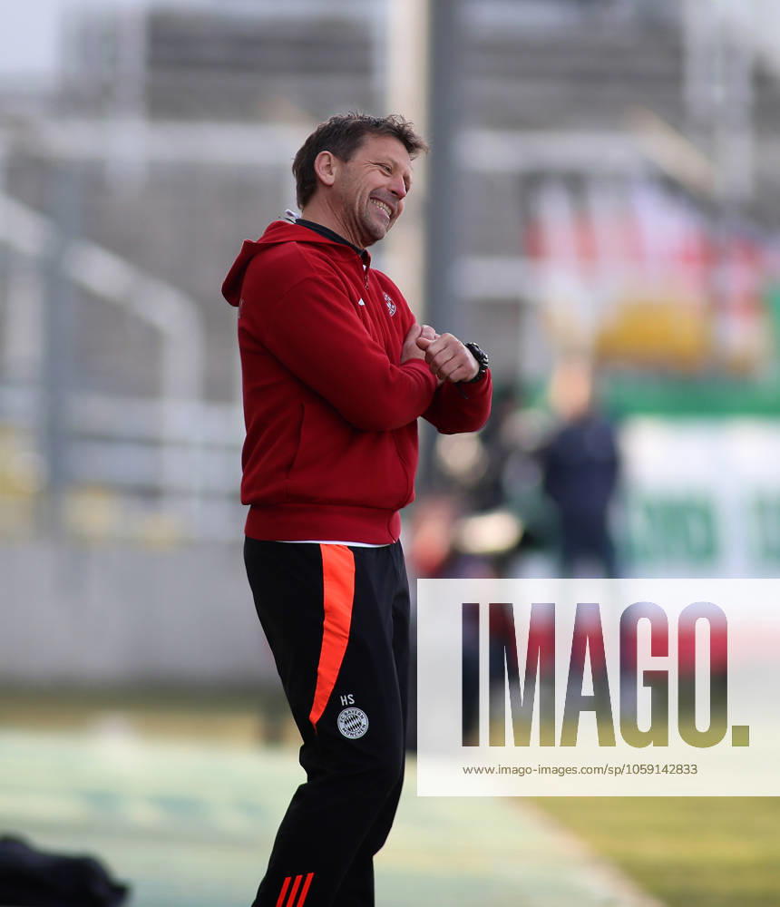 Football, Men, Regionalliga Bayern, Season 2024 2025, FC Bayern München Amateure 1 FC Schweinfurt 05, Grünwalder Stadion Holger Seitz, Coach FC Bayern München II standing on the sideline, amused, facial expression, mimic, gesture