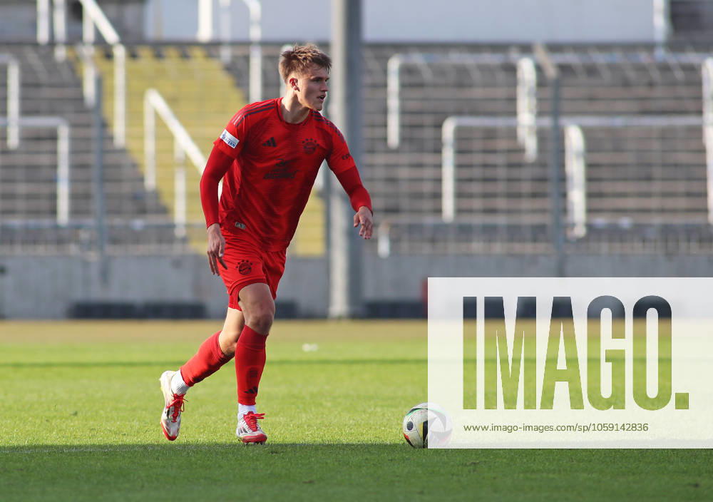Football, Men, Regionalliga Bayern, Season 2024 2025, FC Bayern München Amateure 1 FC Schweinfurt 05, Grünwalder Stadion Paul Scholl FC Bayern München II with ball in attack