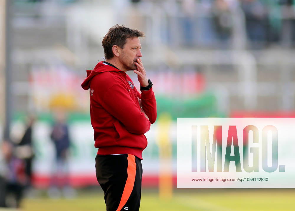 Football, Men, Regionalliga Bayern, Season 2024 2025, FC Bayern München Amateure 1 FC Schweinfurt 05, Grünwalder Stadion Holger Seitz, Coach FC Bayern München II standing on the sideline, hand on mouth, pensive, in thought, considering